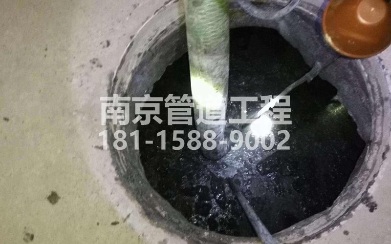 216樱驼花园清理化粪池