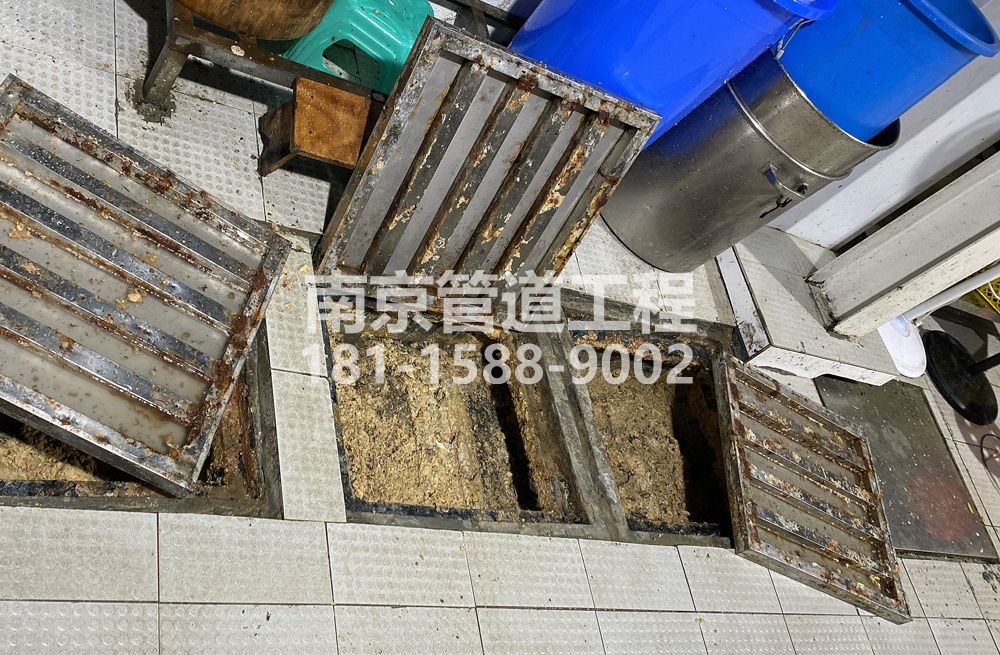 278樱驼花园城管中队食堂隔油池清理